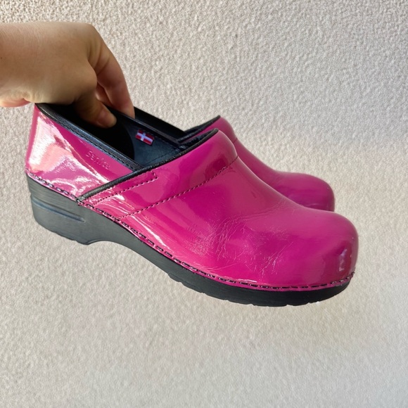Sanita Clogs Slip On EU Size 41 US Size 10 Fuchsia Patent Leather Round Toe - Picture 1 of 13